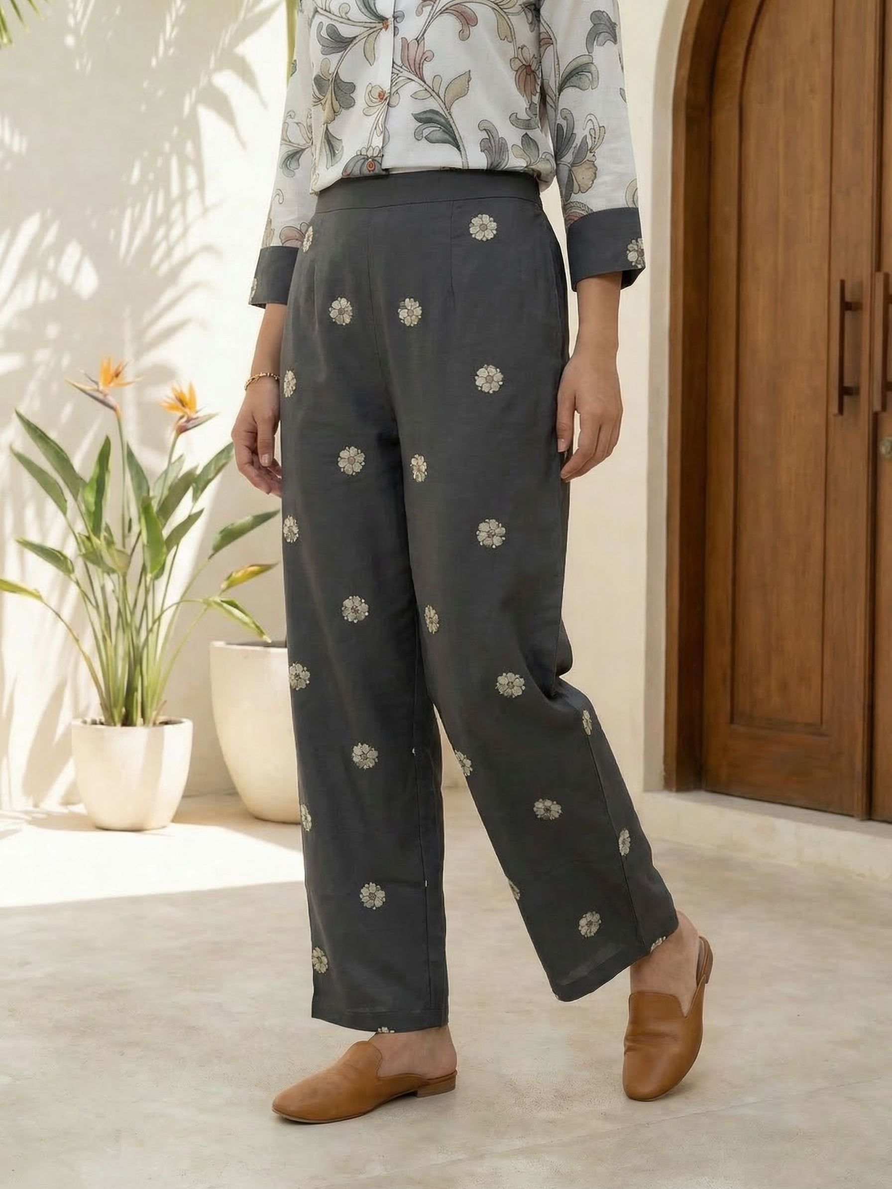 Women floral printed cotton kurta with trousers