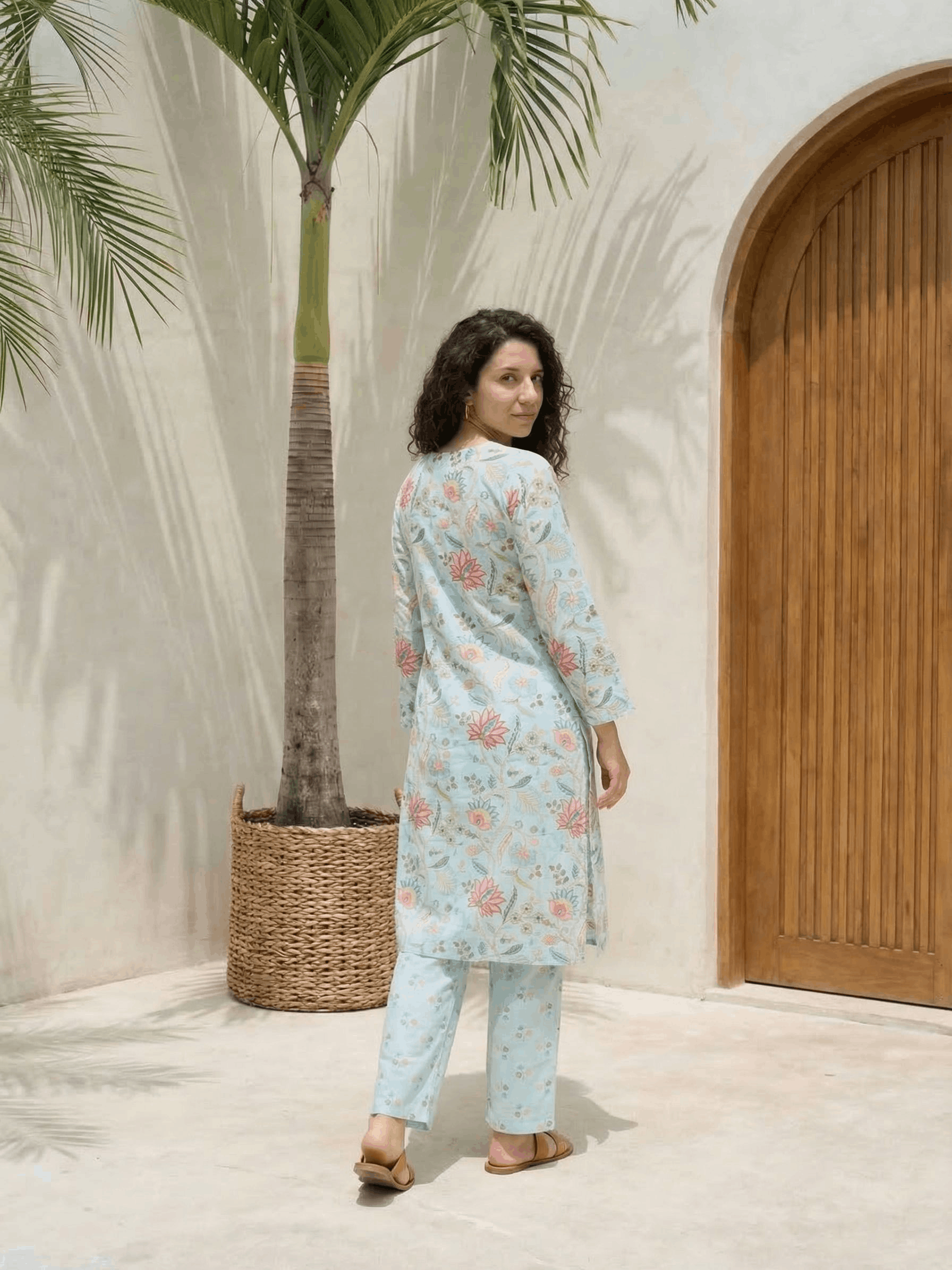 Women floral printed cotton kurta with trousers